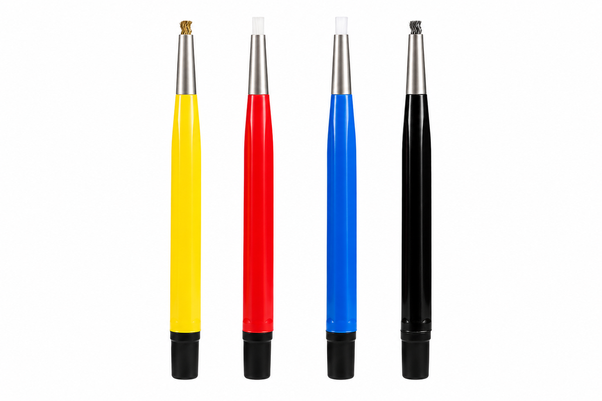 Lot de quatre crayons grattoirs à métaux jaunes, rouges, bleus et noirs avec différents embouts abrasifs 