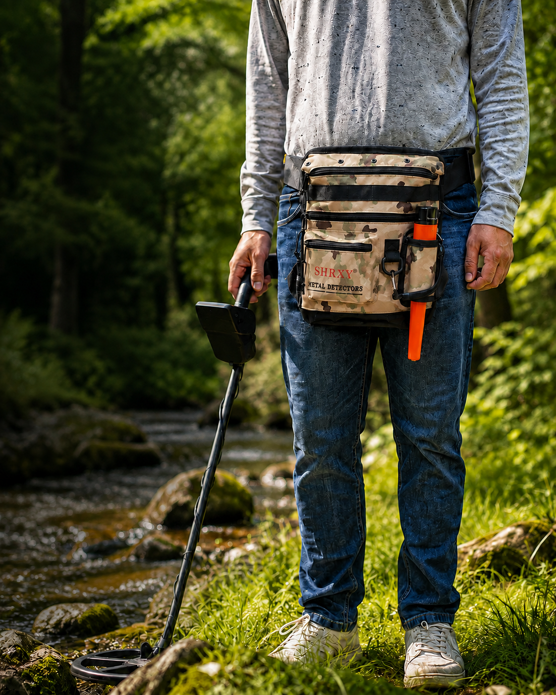 Prospecteur portant une sacoche à trouvailles militaire avec pinpointer lors d’une détection de métaux en forêt